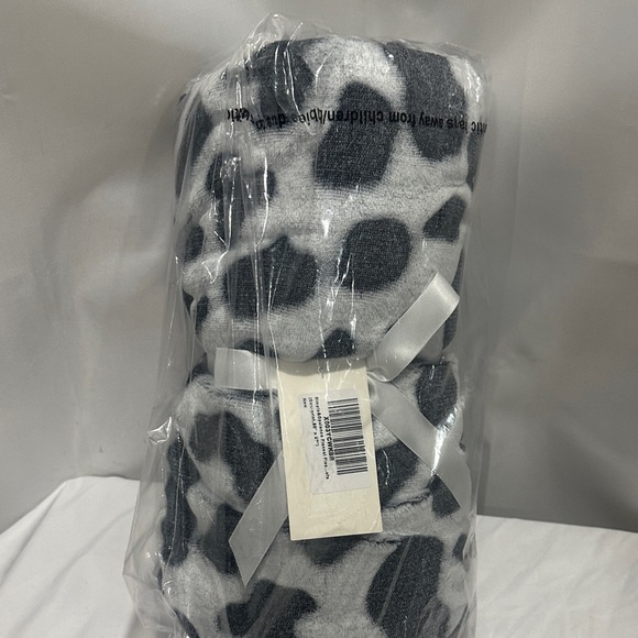 Cozy Black and White Polka Dot Blanket NWT - Picture 2 of 5